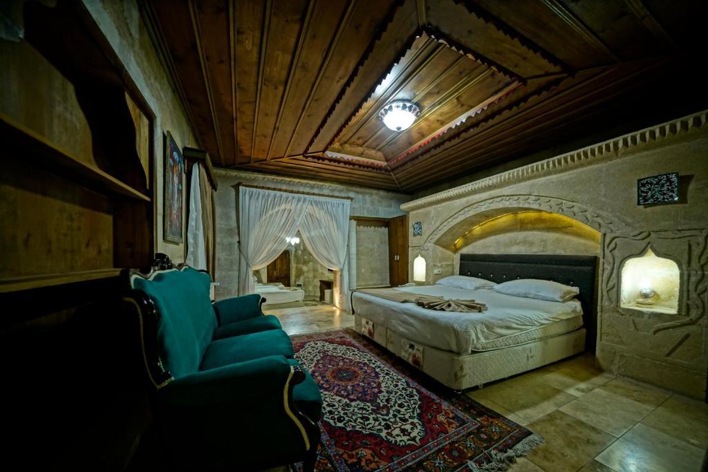 Holiday Cave Hotel