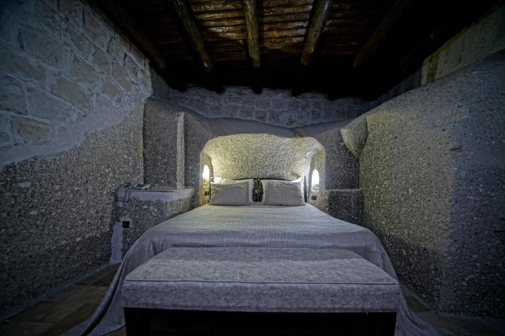 Holiday Cave Hotel