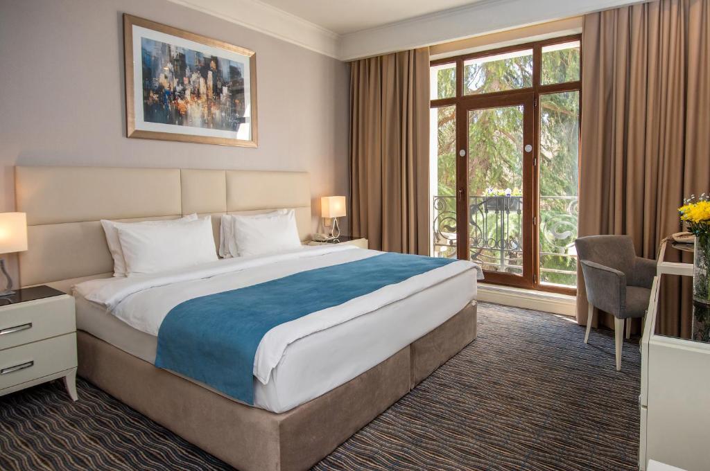 Avenue Hotel