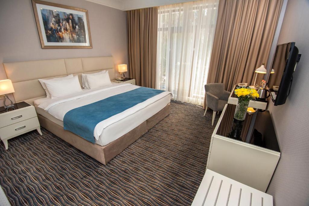 Avenue Hotel