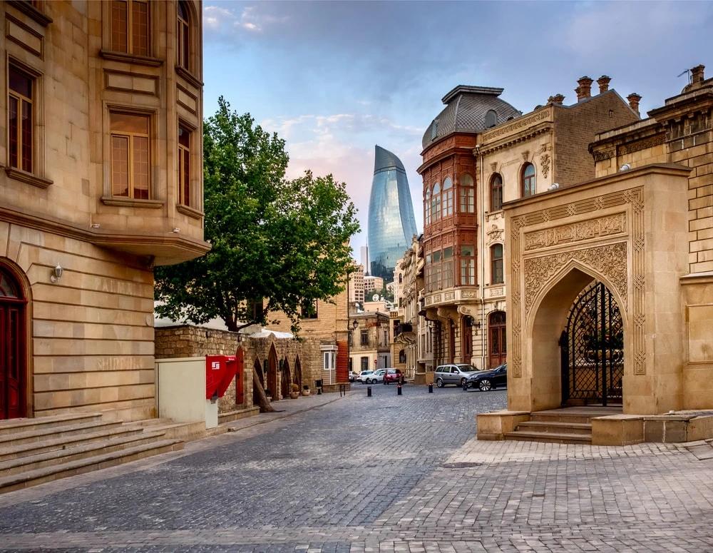 Baku: Icheri Sheher walking tour package
